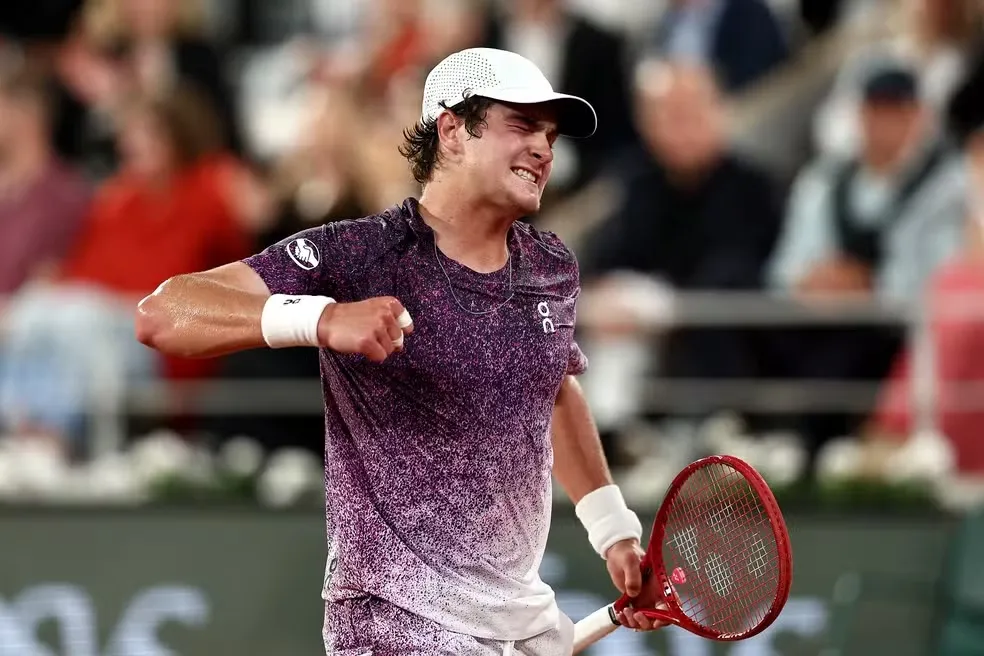 João Fonseca brilha outra vez, bate Ruud e vai às quartas de Roland Garros