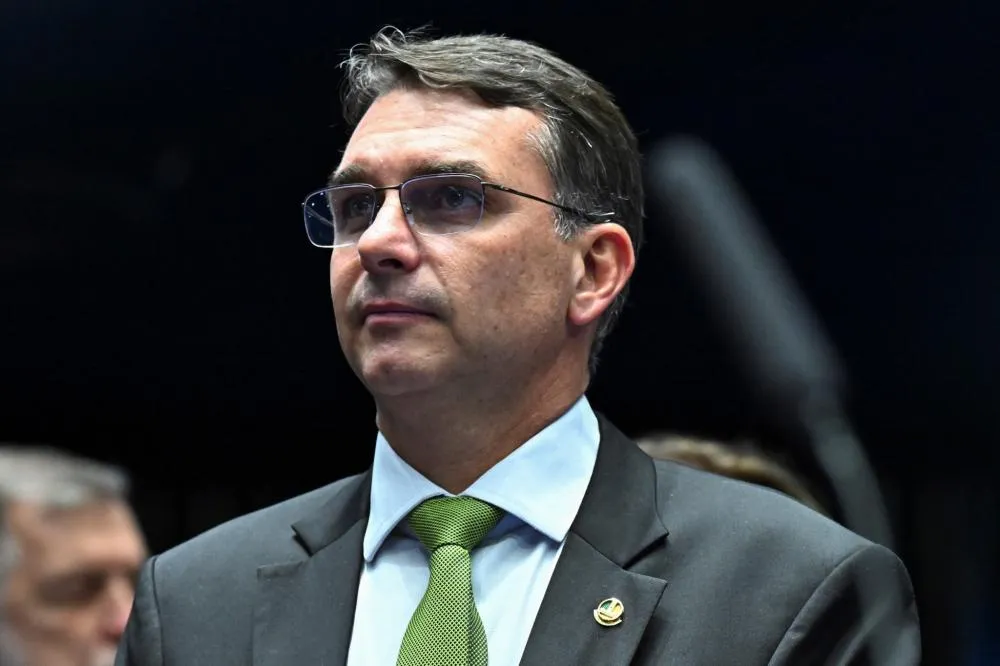  Flávio Bolsonaro descarta candidatura da mãe ao Senado em substituição a Cláudio Castro