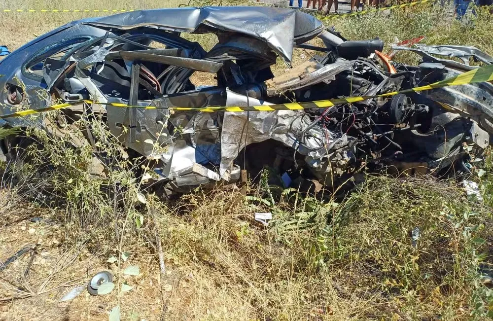 Avô e neto morrem em grave acidente em Santa Maria da Boa Vista — Foto: PRF / Divulgação