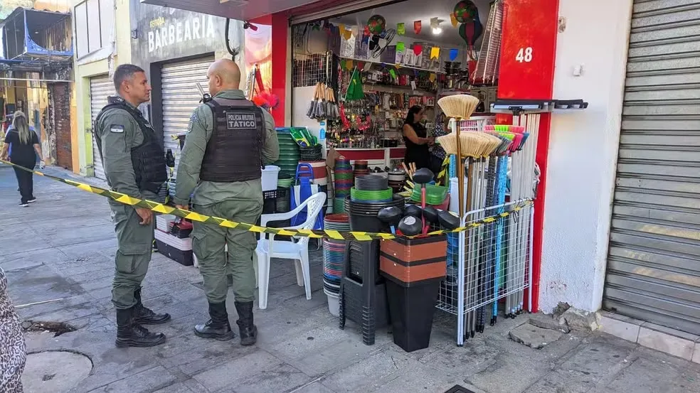 Empresário é morto a tiros dentro de loja no bairro Areia Branca, em Petrolina — Foto: Levi Varjão/TV Grande Rio