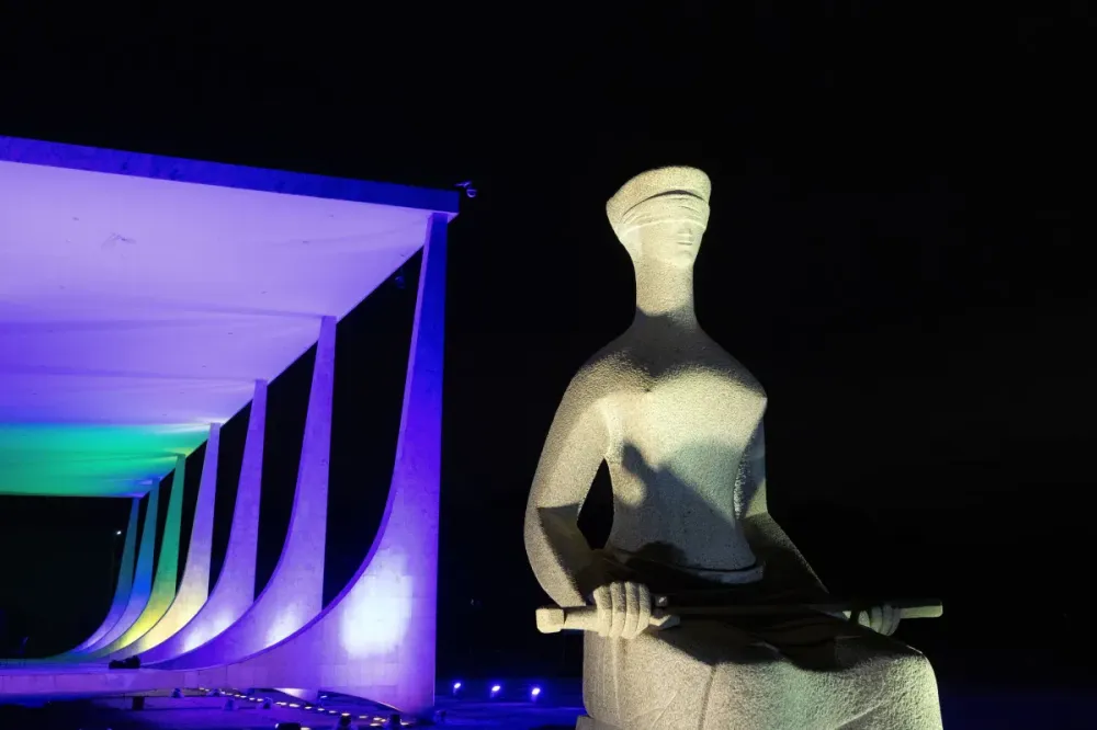 A estátua “A Justiça”, localizada em frente ao edifício-sede do Supremo Tribunal Federal • Antonio Augusto/STF