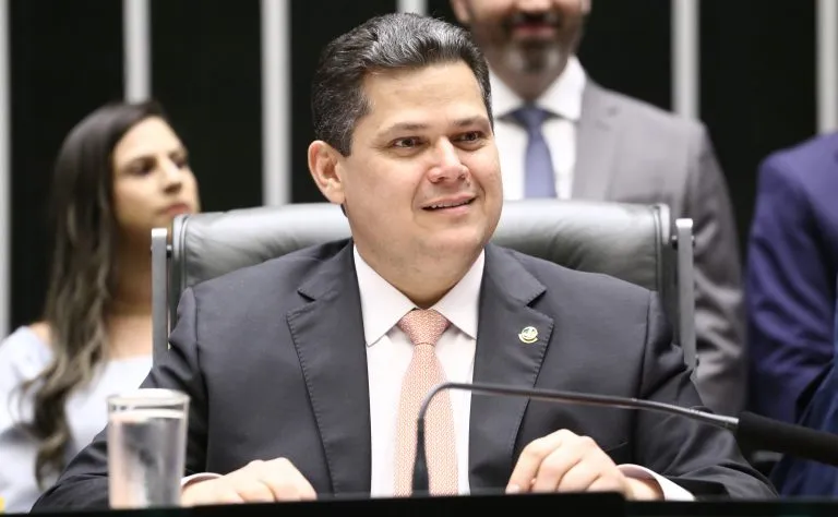 Cobrado por CPMI do Master, Alcolumbre descarta instalação e pede desculpa