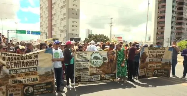 Agricultores afetados pela reserva da vida silvestre Tatu-bola fazem protesto na Ponte Presidente Dutra